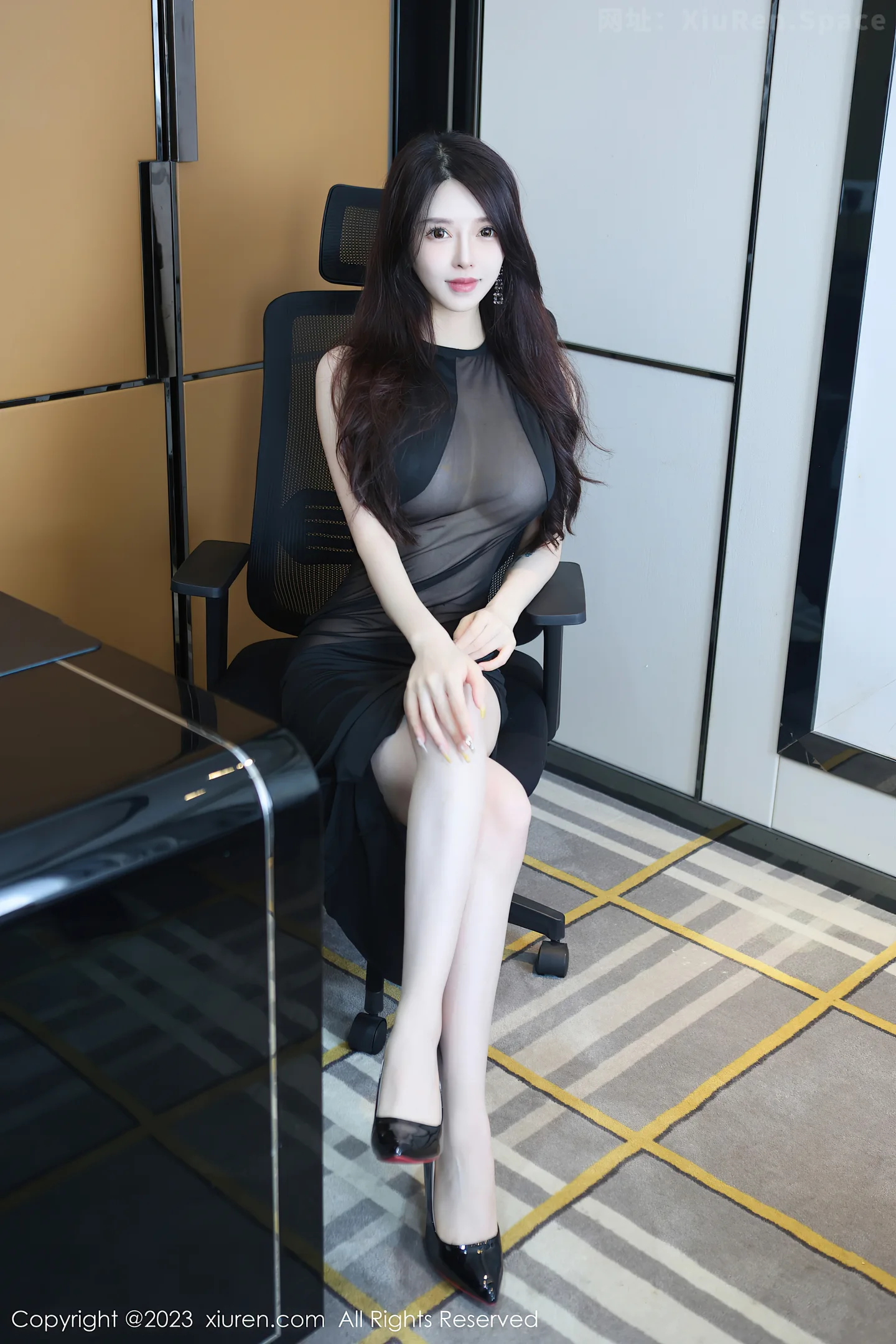 图片[2]-[XiuRen秀人网] VOL.6937 模特玉兔miki性感黑色薄纱连衣裙配超薄无内黑丝秀翘臀诱惑写真81P-秀人网官方网站